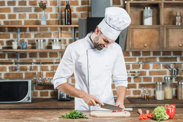 feliz-joven-chef-masculino-corta.jpg